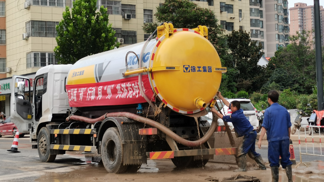 总吸污车驰援郑州特大暴雨