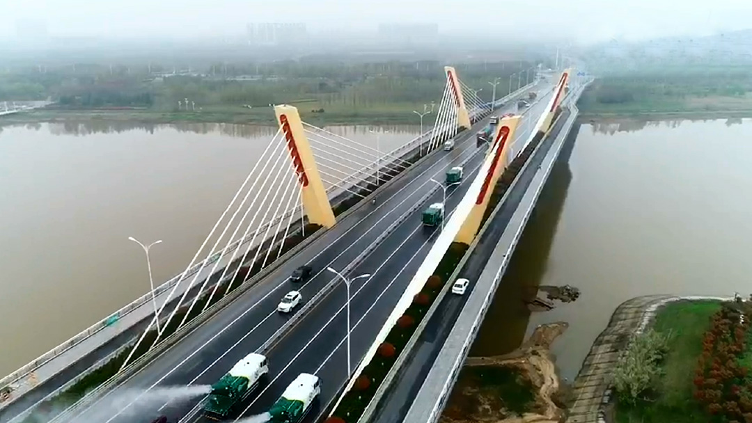总环卫装备在六安赤壁路大桥作业