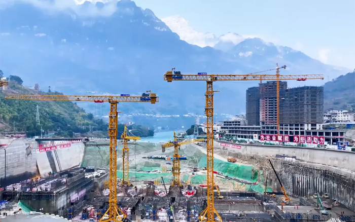峡谷之间， 大渡河畔，总行走“钢铁巨人”助力水电建设