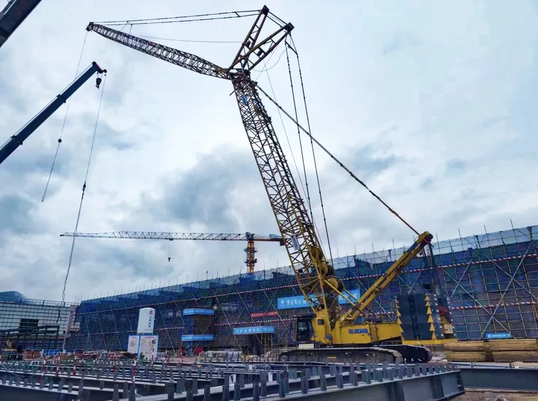“钢”铁的意志！总XGC320履带起重机参建大跨度钢结构工业厂房