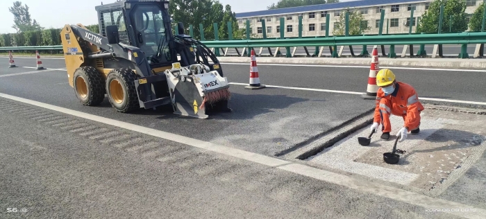 总滑移装载机助力高速公路修复