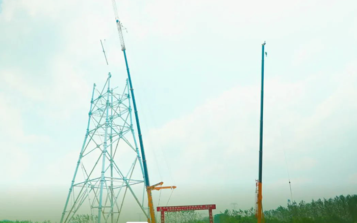 总XCA600L8长江边锚塔吊装