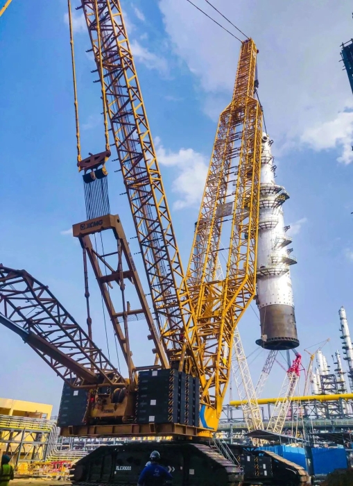 奔赴海外！总履带起重机跨海助建大型石油炼化项目