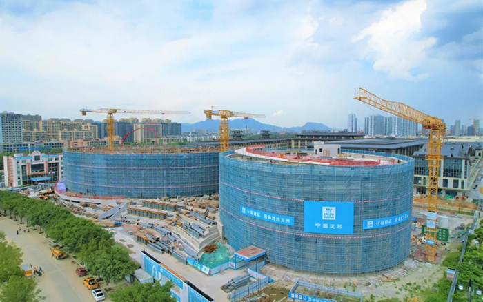 逐浪扬帆，总塔机吊起苍南大剧院“钢铁脊梁”