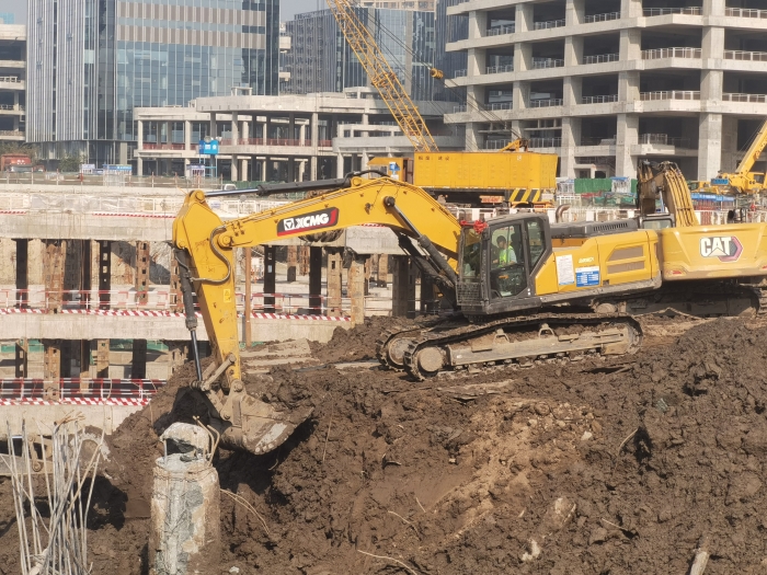 品质+节油+高效！总XE335GK助建亚洲最大地下空间