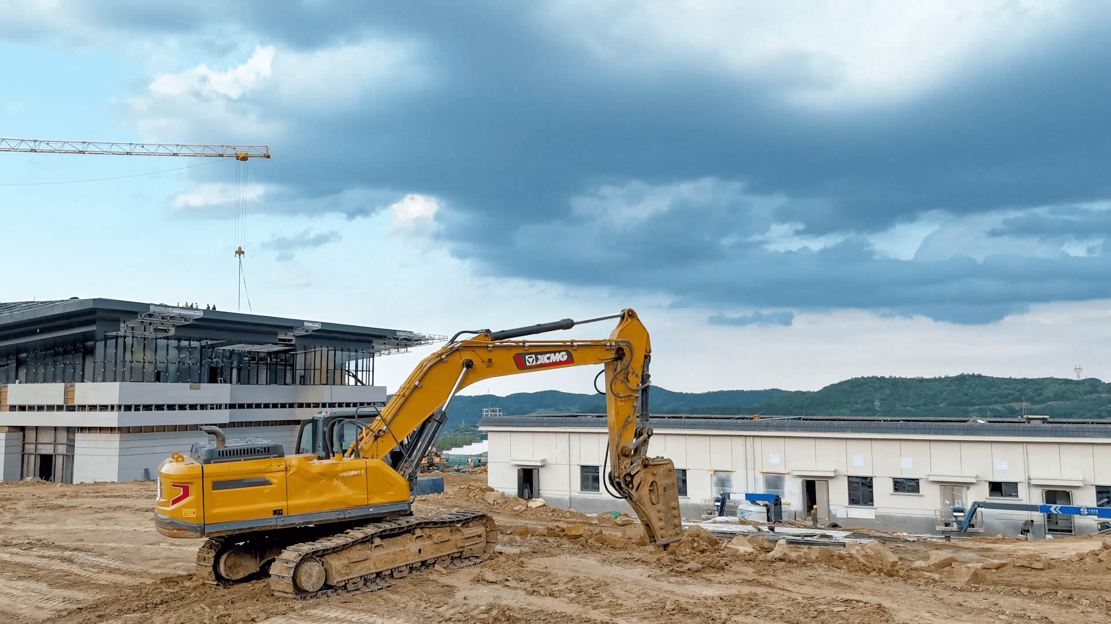 破塬开路！总挖机助力宜君高铁枢纽建设