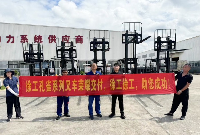 总孔雀叉车批量交付某大型发动机厂