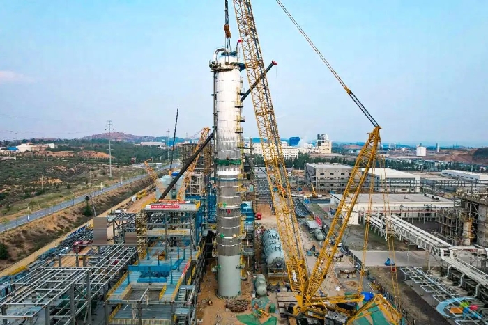 二十载老将再建功！总QUY450协助XGC12000轻松搞定百吨精馏塔