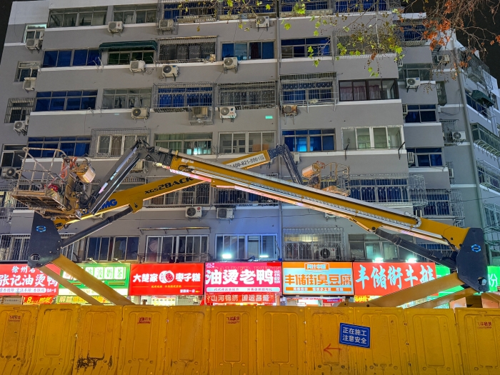 穿街过巷的“改造艺术家”！总电动直臂高空作业平台精准施技丰储街改造