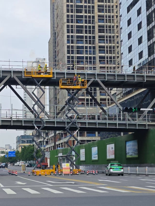 小巧身手大作为！总剪叉车助力市政桥梁焕新颜