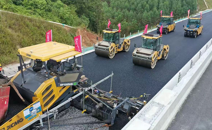 广西首现无人化摊铺！苍容高速智慧施工引关注