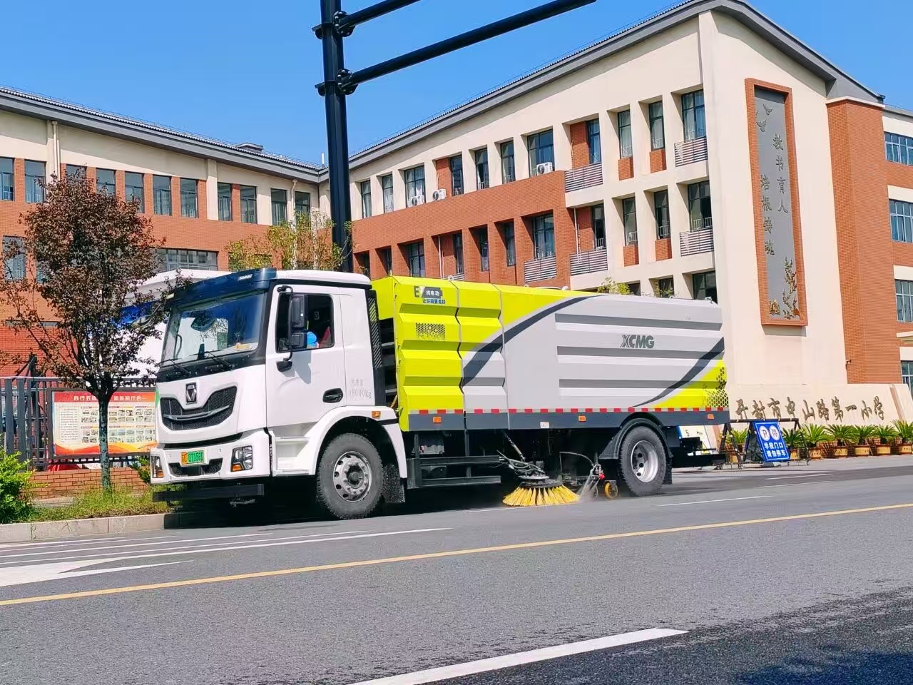 总洗扫车“硬核出击”，开封中山路焕新升级