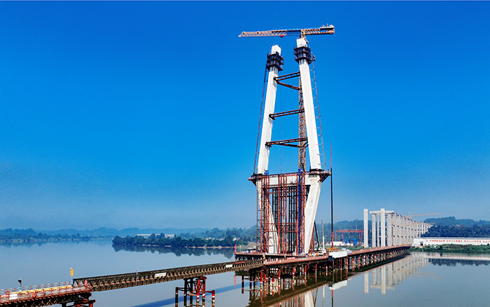 216.6米！总塔机助建汉阳湖岷江特大桥主塔封顶