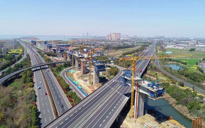 又见群塔 | 总塔机林立长江沿岸铁路线