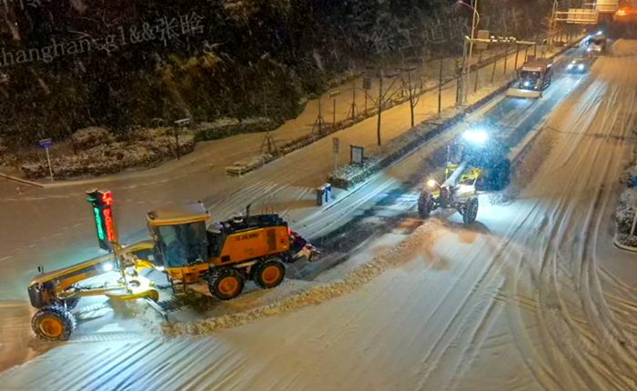 暴雪来袭！数十台平地机集体出动，守护出行安全