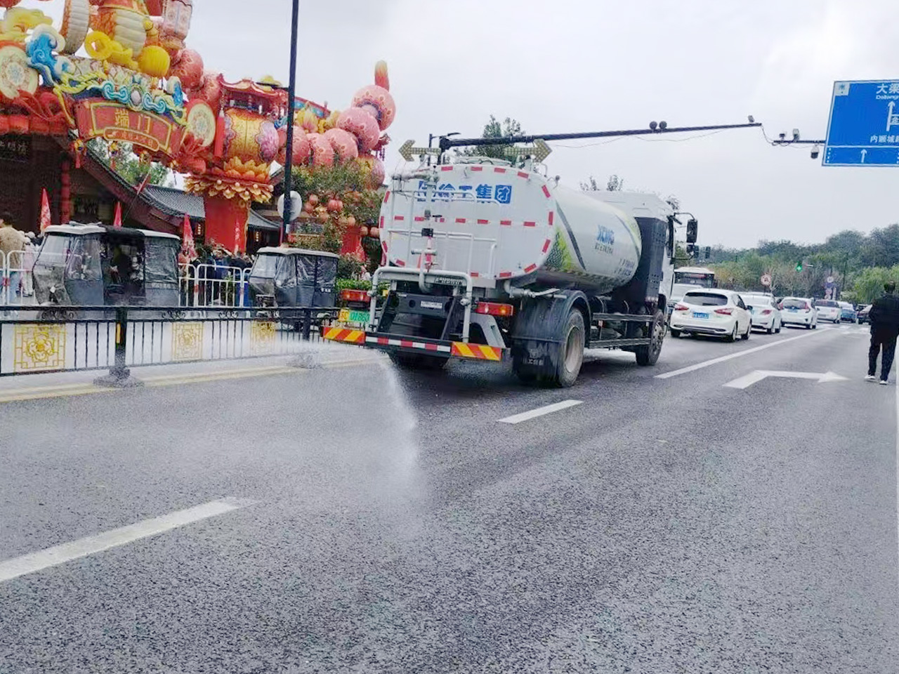 总洒水车在开封：多模式作业守护城市洁净与清新