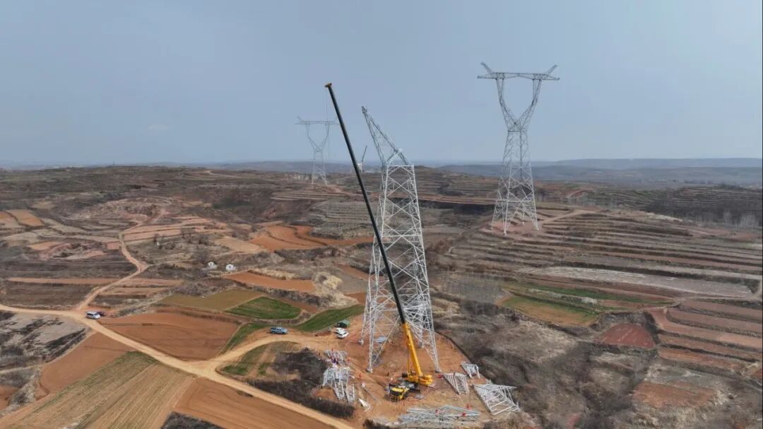 90米高空“搭积木”！总XCT300G8-1如何“稳”赢特高压线塔？