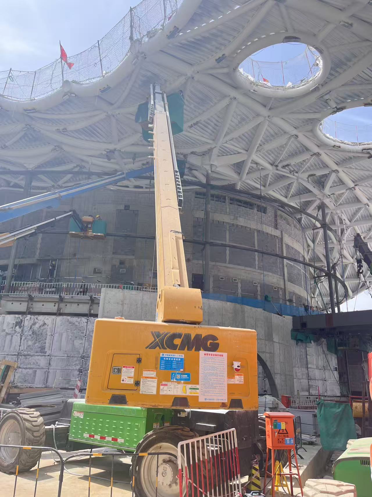 云端起舞！总高空作业平台助力雄安“财富之门”幕墙精准“换装”